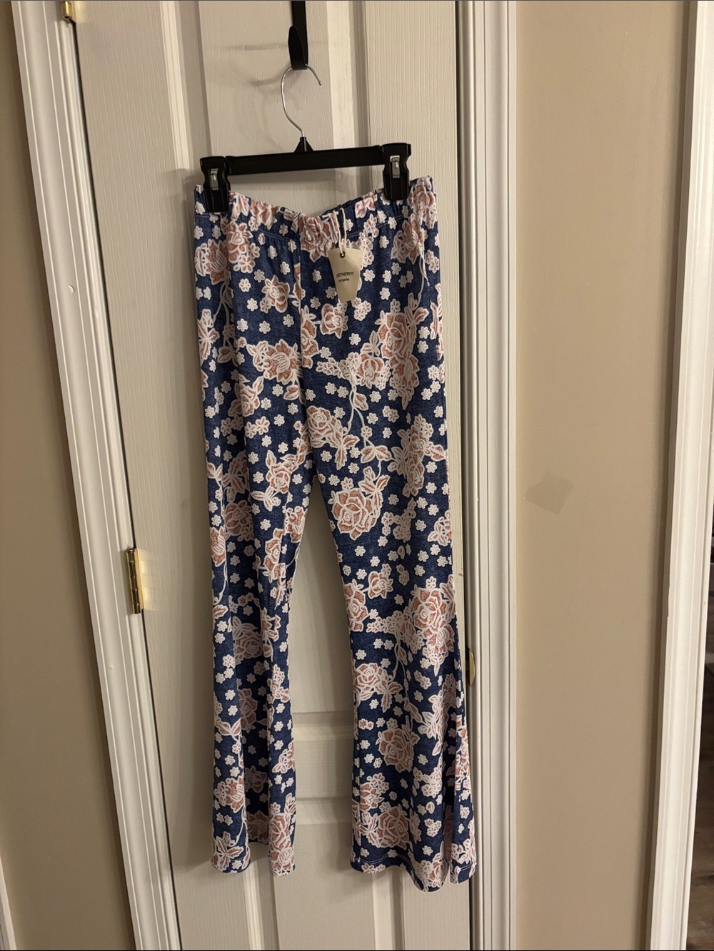 NWT ANDTHEWHY Blue Floral flareLeg Lounge Pants size small